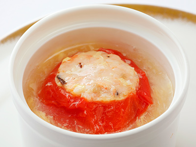 トマトの魚介詰め蒸しスープ