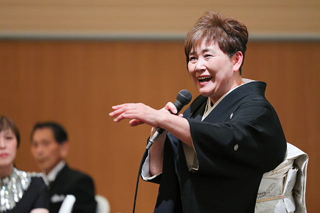 新郎母の歌声
