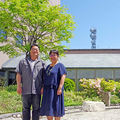 結婚式から8年目のご来館。初夏を感じさせる日のホテル中庭撮影。